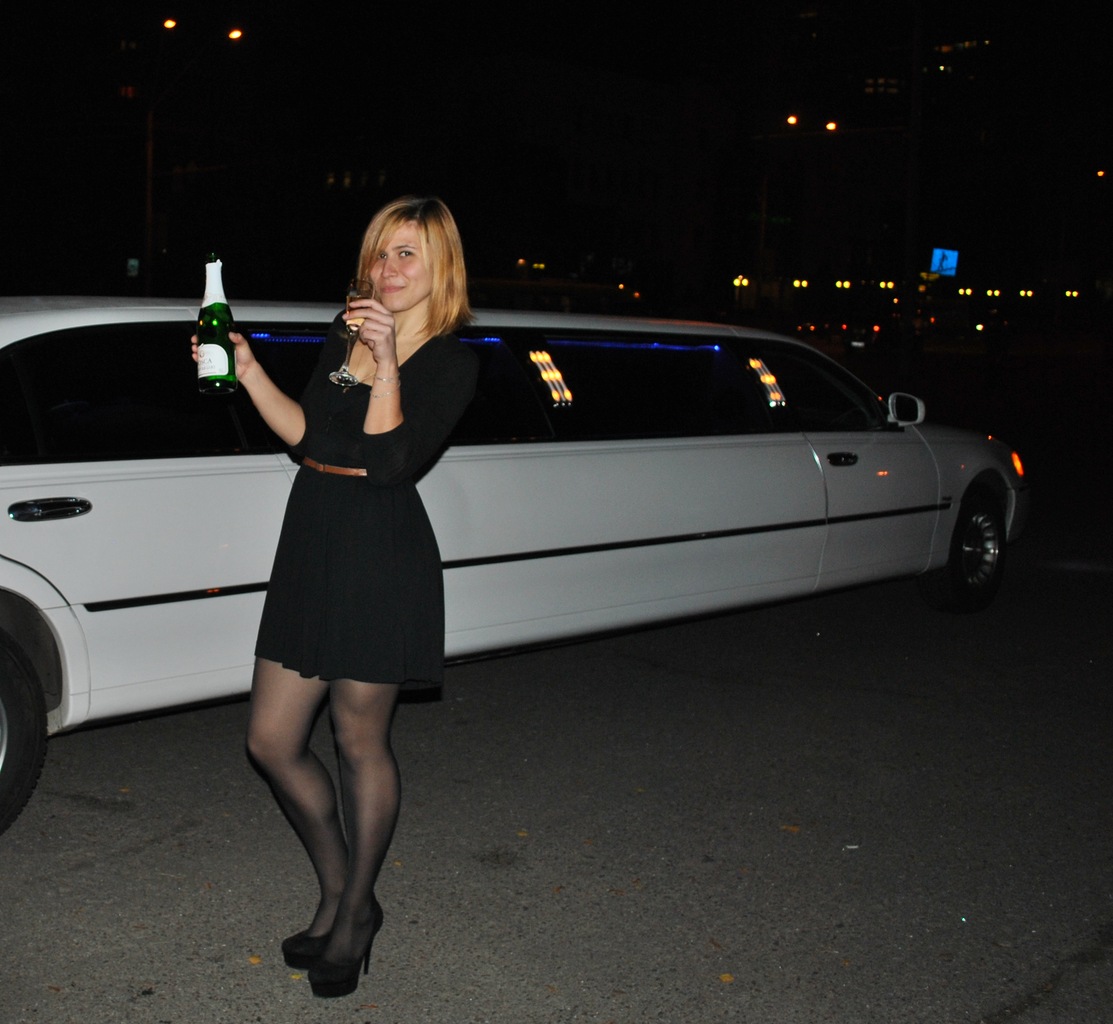 проститутка у лимузина